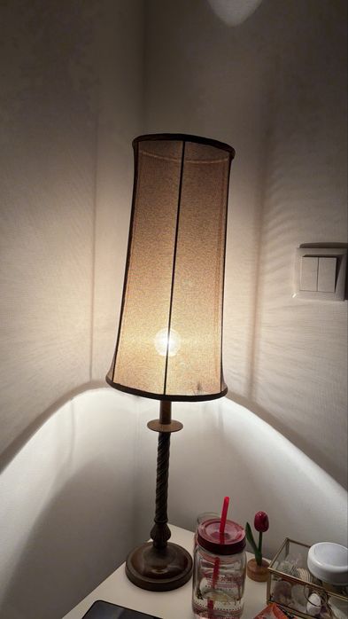 Candeeiro de Mesa Vintage / Retro – Pé em Metal Trabalhado
