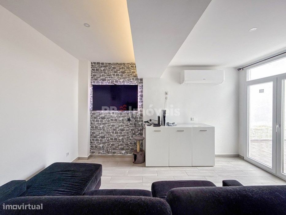 Moradia T2+1 Remodelada com Terraço, na Chainça- Abrantes