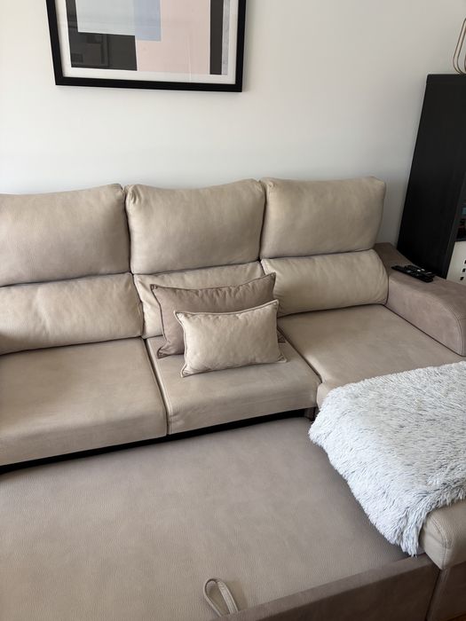 Sofá com chaise + cama + 2 puffs