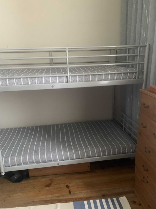 Beliche com 2 camas em perfeito estado de utilização e colchões incluidos