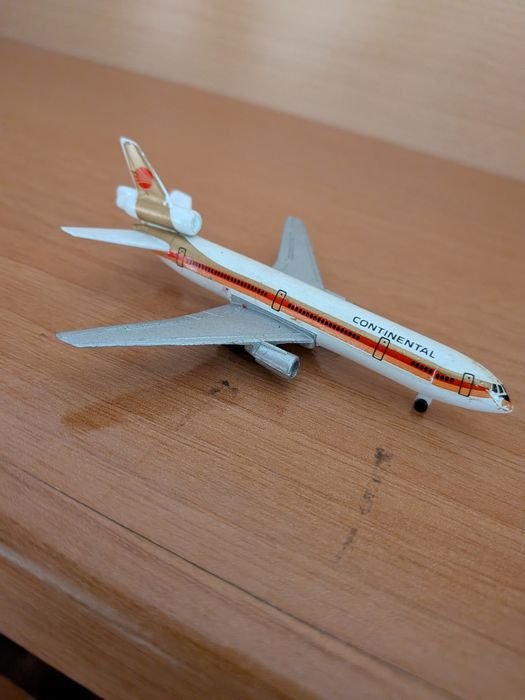 Avião miniatura continental