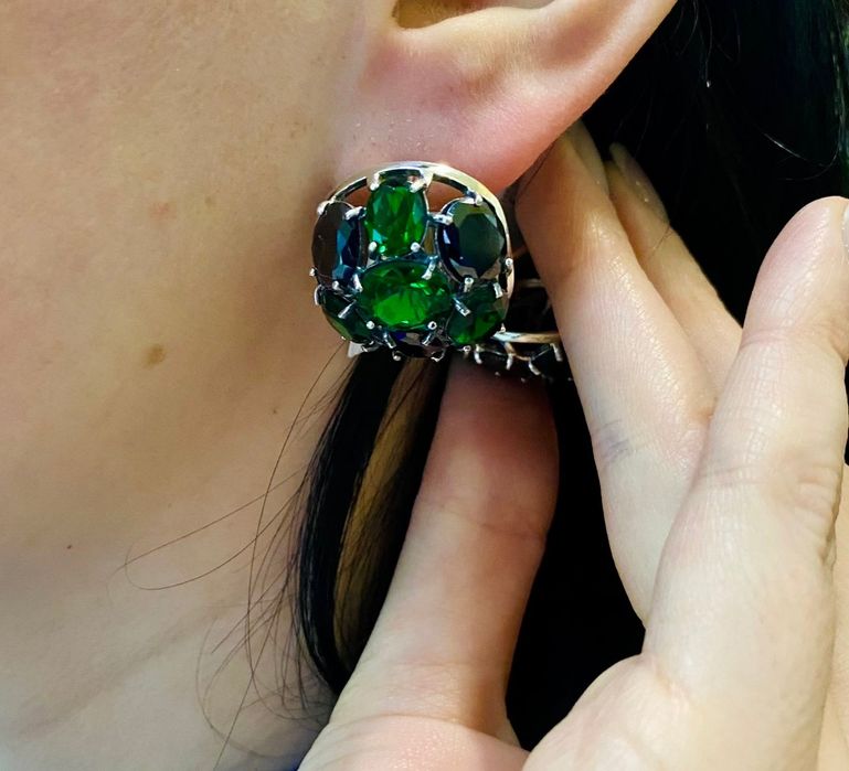 Продам срібні сережки з фіанітами (колір смарагду)