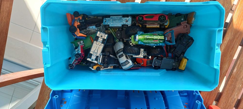 Hot Wheels Track Builder – 2 caixas de pistas + vários carros