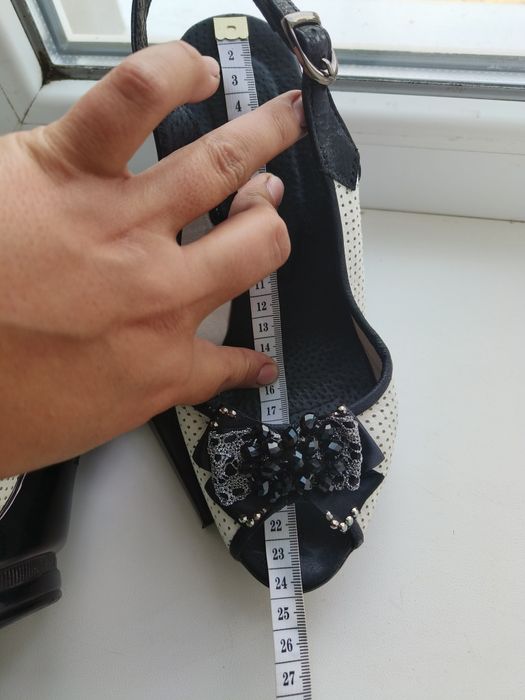 Босоніжки на високому підборі