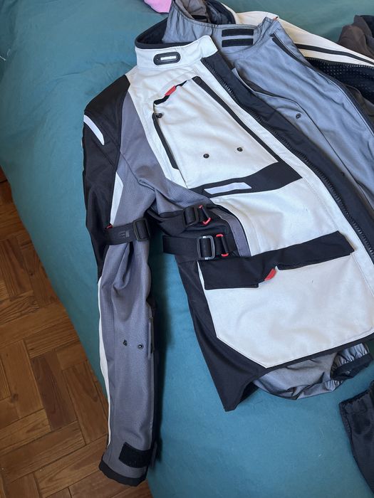 Roupa e capacete de mota