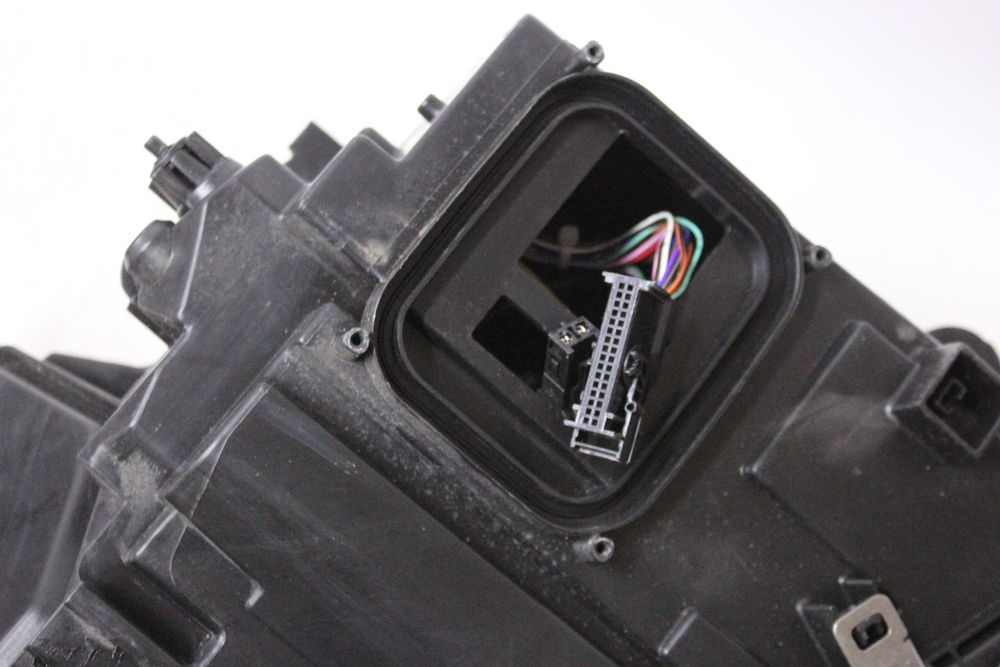 Lampa lewa reflektor przedni przód MERCEDES W205 r14-18. LED DEPO IGŁA
