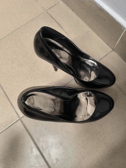 Szpilki czarne na koturnie 39 rajstopki używane  gratis