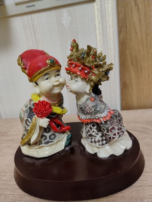 Китайская статуэтка . Влюбленные. Высота - 14 см.
