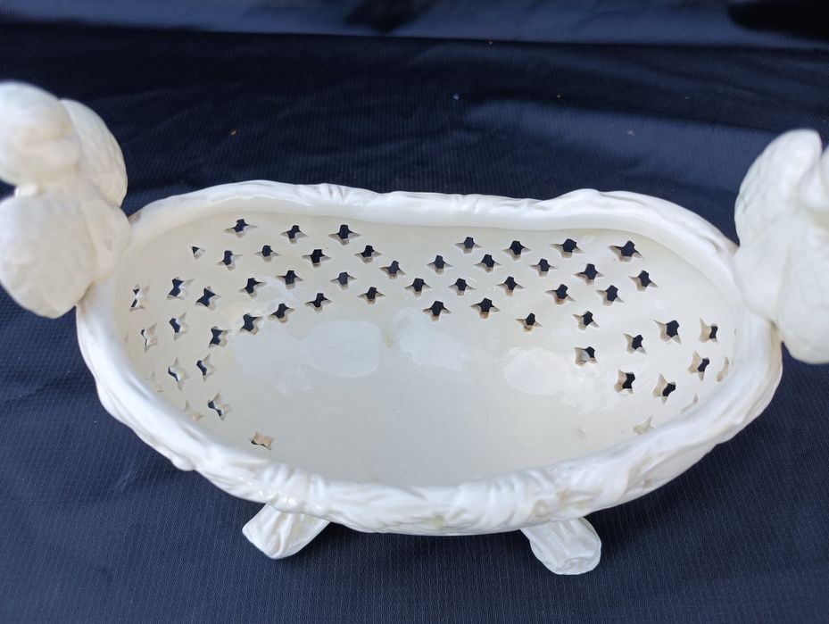 Ceramiczna ażurowa patera z cherubinami