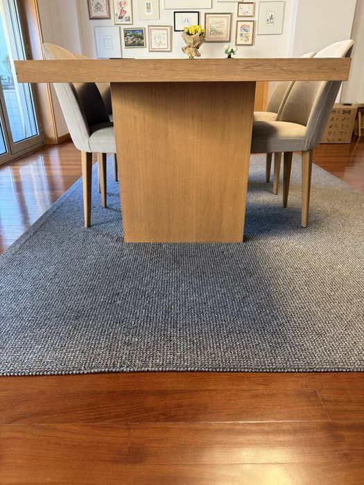 Mesa de Madeira Maciça + Cadeiras