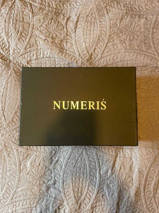 Numeris pretas com detalhes à frente