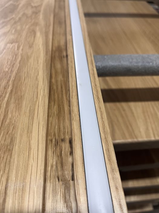 Trepy,stopień z profilem LED i podstopnicą. Dębowe stopnie.Schody