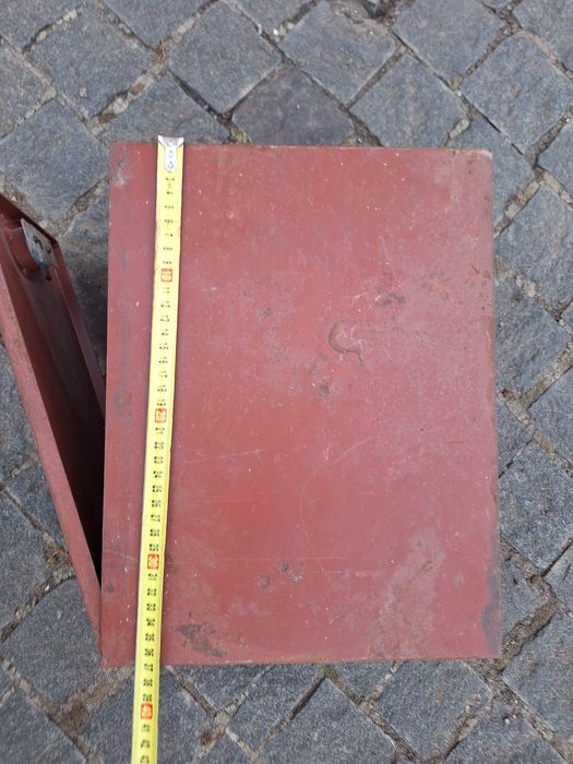 Металлический сейф с ключами