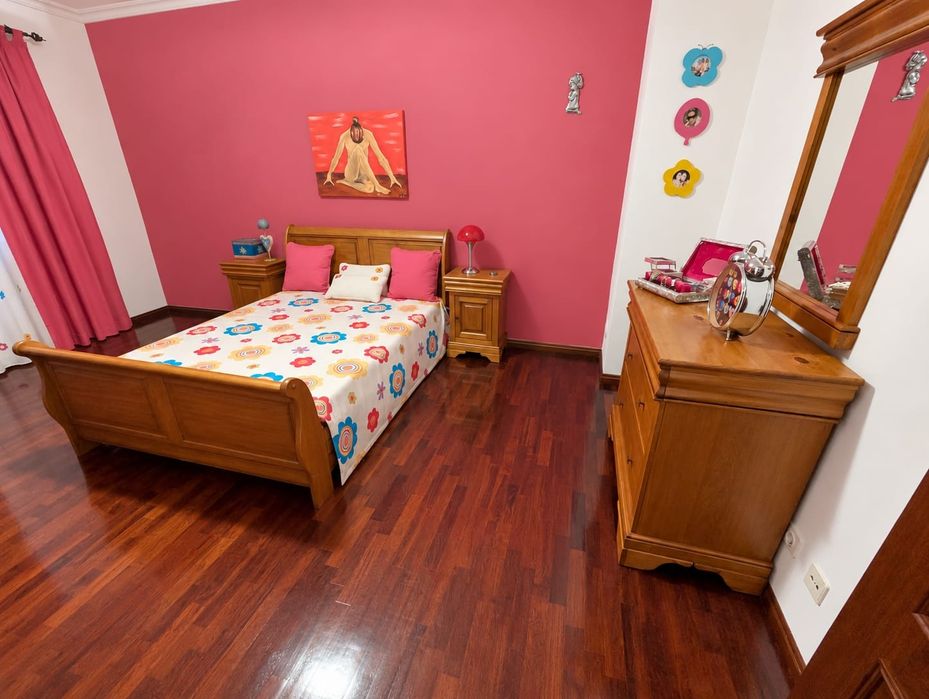 Quarto completo em madeira