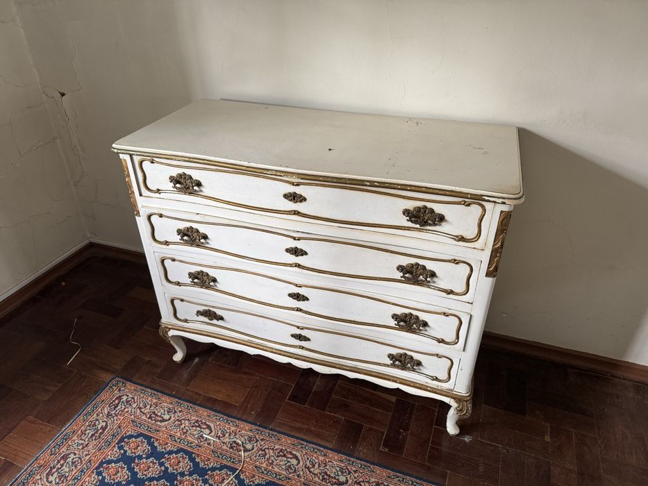 Cama, cómoda e roupeiro