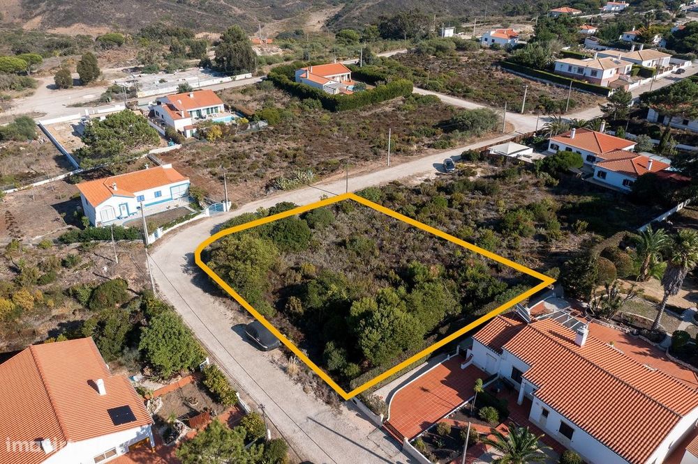 Terreno Urbano Espaçoso Em Localização Tranquila, Vale Da Telha