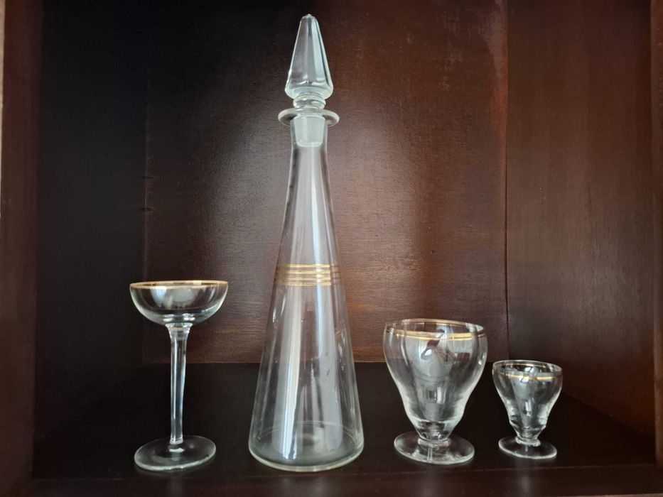 Garrafa e vários copos de cristal com borda  filetada a ouro