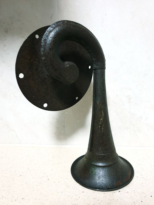 Antiga armação de buzina em ferro