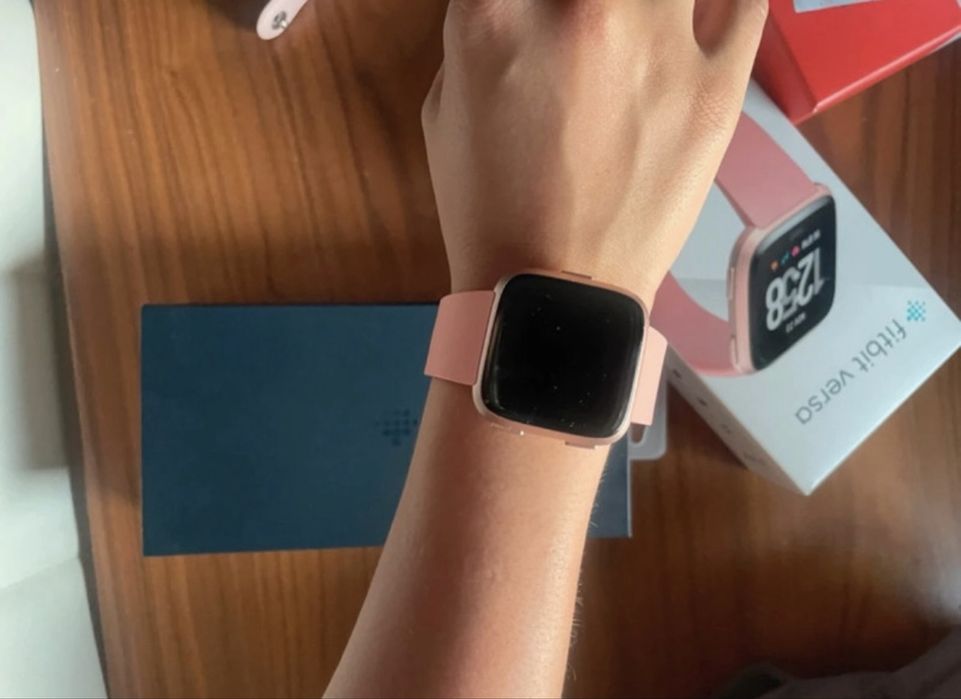 Fitbit Versa – Smartwatch rosa