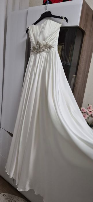 Весільна сукня.        ...