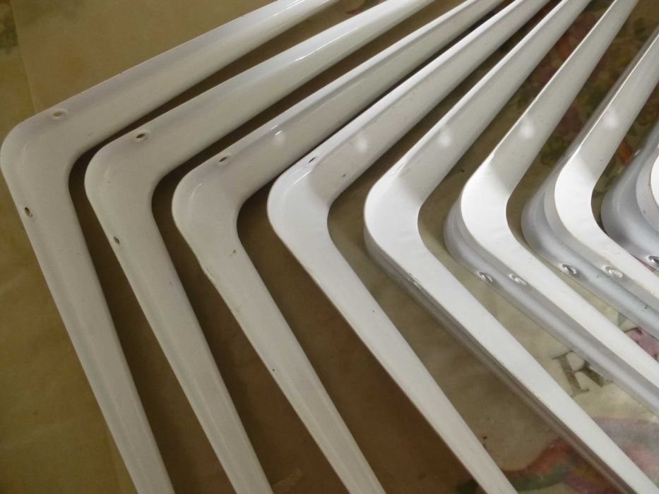 Esquadros metálicos para prateleiras
