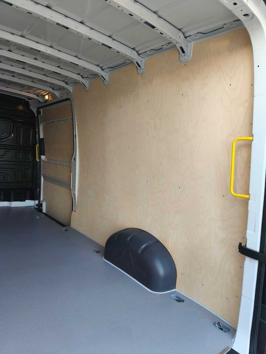 Zabudowa przestrzeni ładunkowej paki busa w aucie VW Crafter L4H3