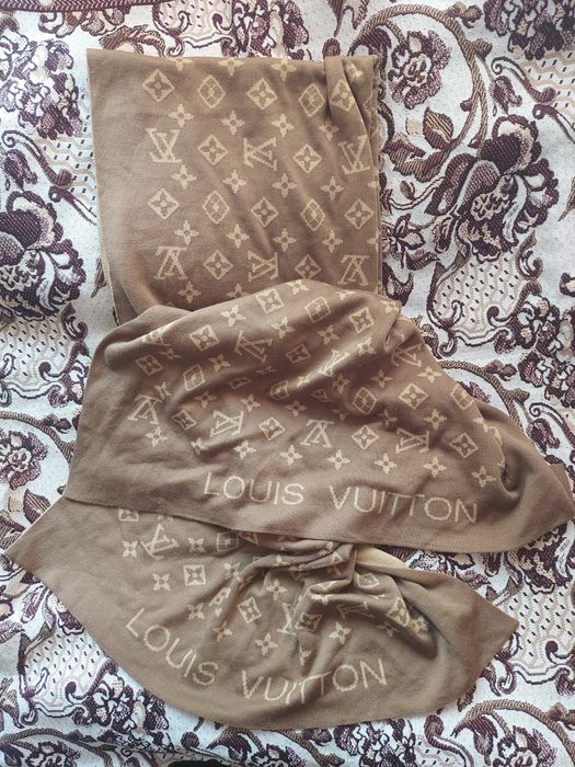 Шарф платина двостороння фірми Louis vuitton 

Довжина 1м 70см
Ширина