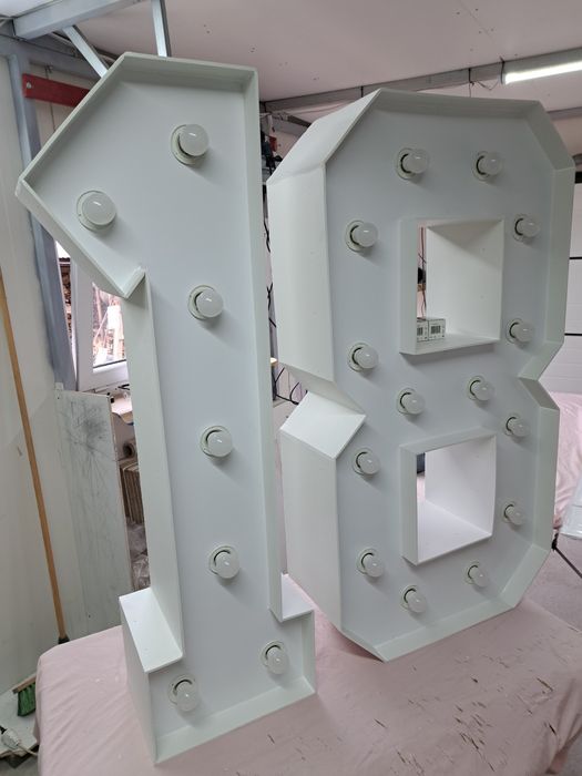 Cyfra 18 podświetlana wys 120cm