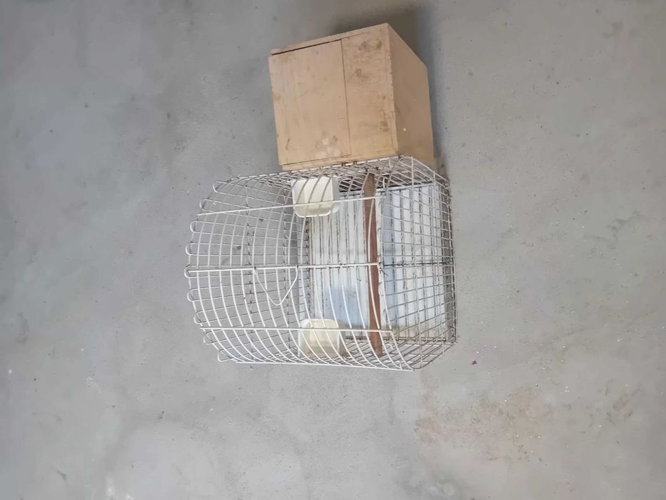 Vendo  esta gaiola  com ninho esta em bom estado