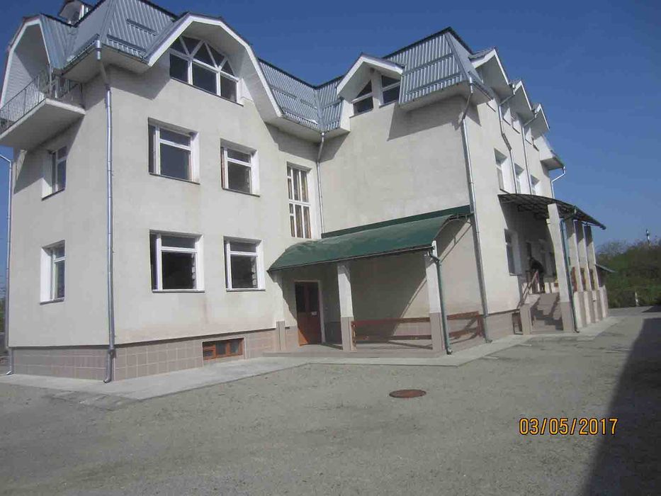 Продам триповерхову будівлю із земельною ділянкою.