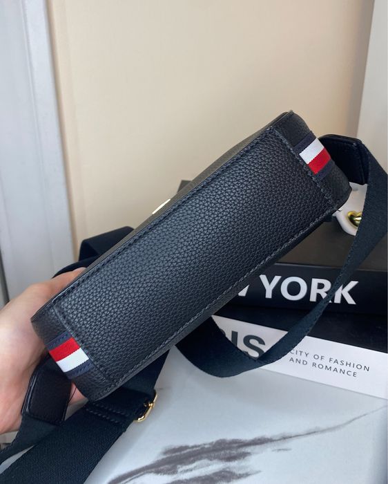 Жіноча кросбоді сумка Tommy Hilfiger чорного кольору