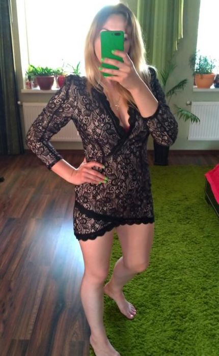 Єфектна чорна гіпюрова сукня