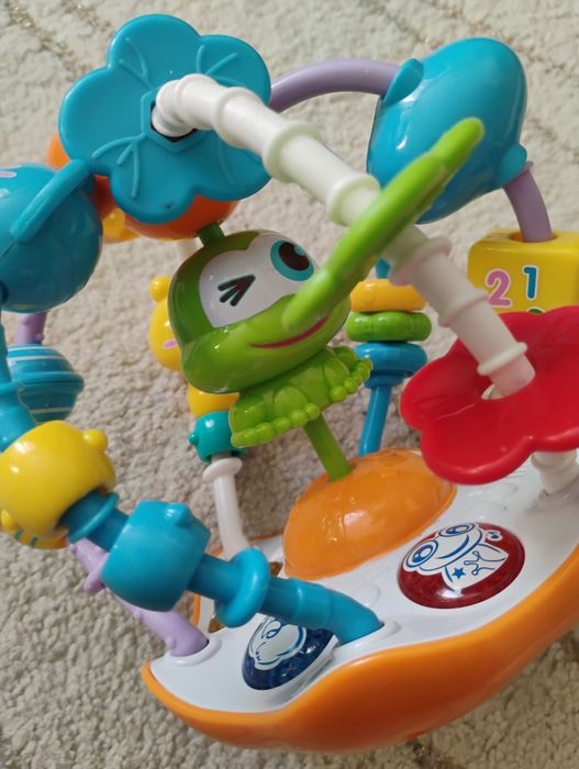 Kula manipulacyjna dla niemowlaka gra świeci dużo elementów