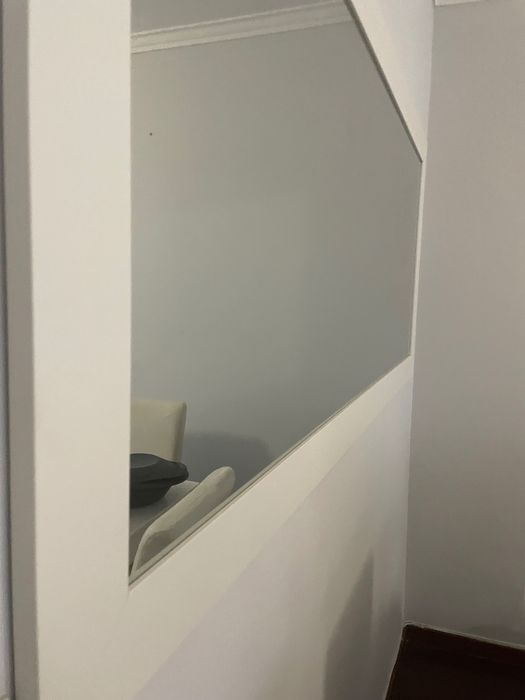 Espelho grande com moldura branca conservado