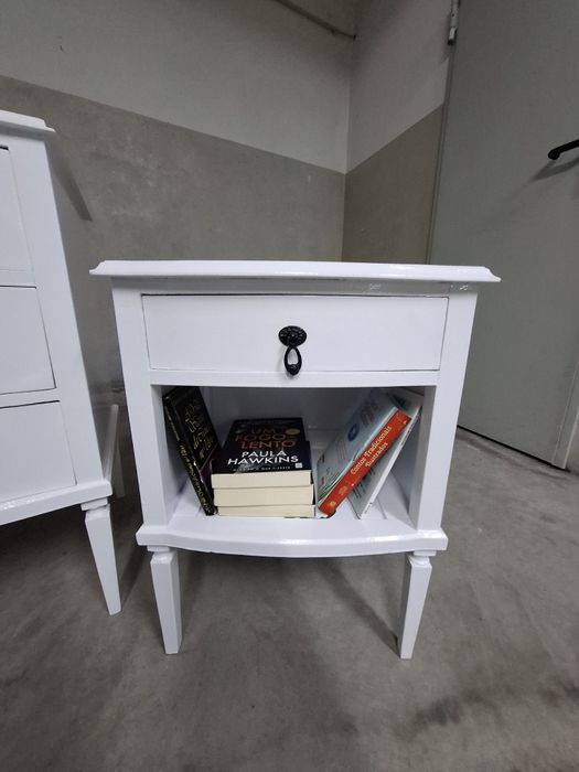 Cómoda e mesinhas de cabeceira restauradas