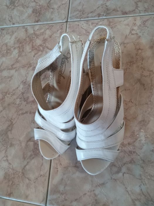 Sandálias pretas e outras brancas