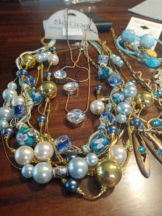 Zestaw biżuterii , odcienie błękitów i złota , naszyjniki