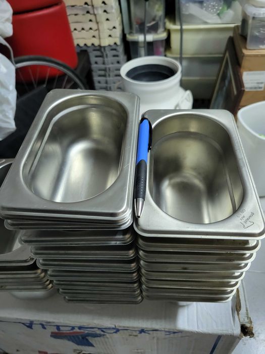 24 cubas pequenas em aço inox/  24  small stainless steel vats.