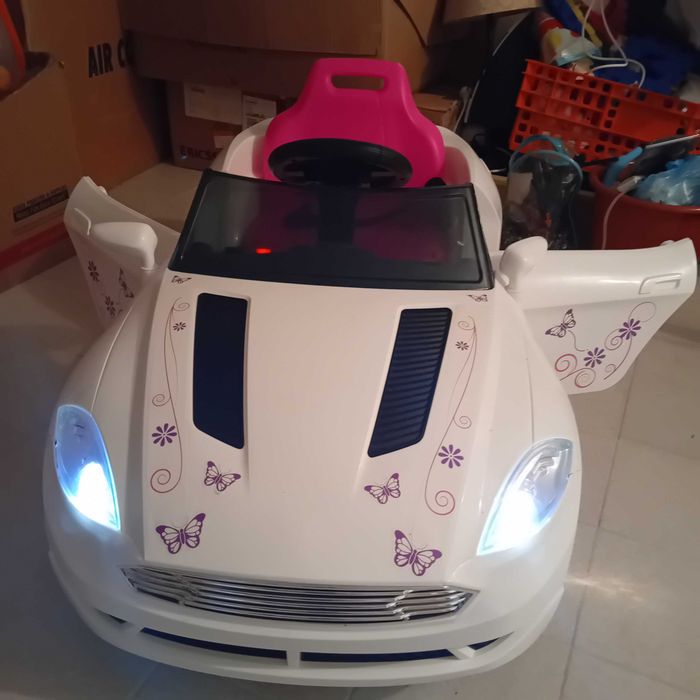 Carro menina passeio