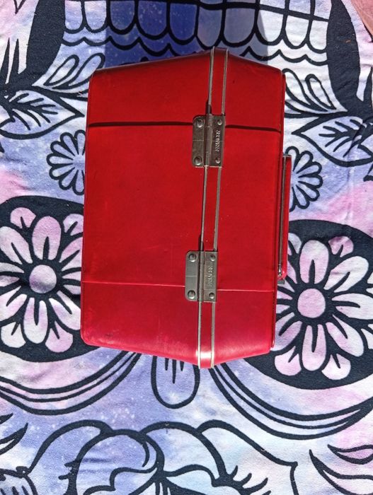Maleta vintage vermelha rígida – anos 60/70