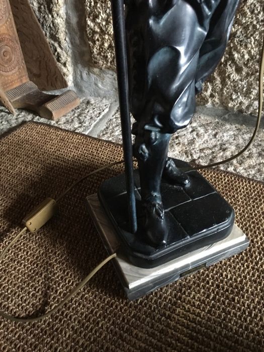 Candeeiro estátua em marfinite