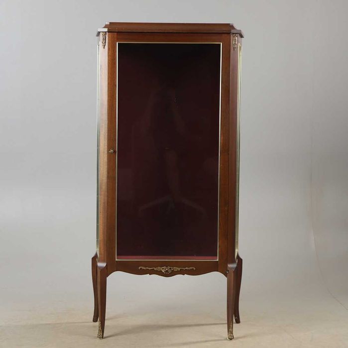 Przeszklona mahoniowa witryna