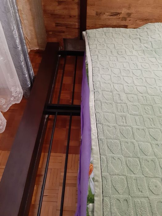 Кровать с прикроватными тумбочками