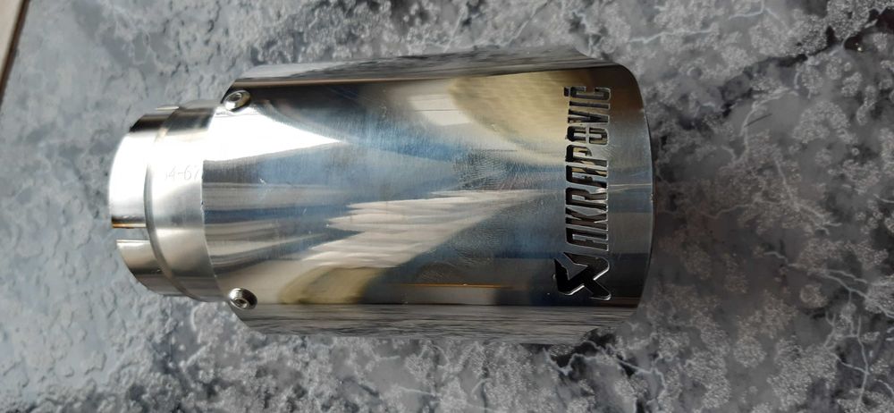 Ponteira de escape Akrapovic e REMUS