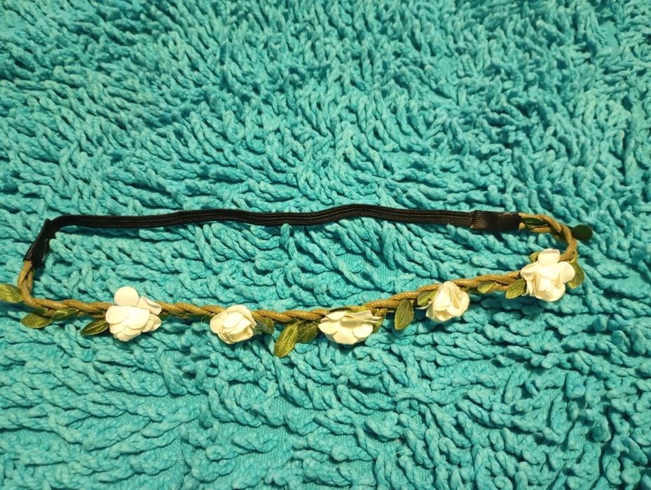 Colar branco de flores