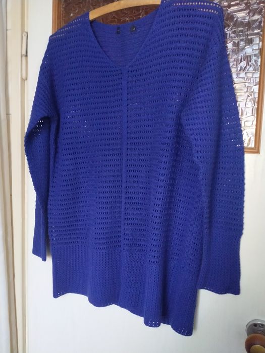Ażurowy, kobaltowy sweterek