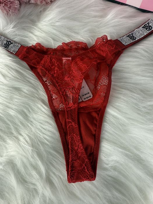 Czerwone koronkowe majtki stringi z kryształkami Victoria’s Secret S
