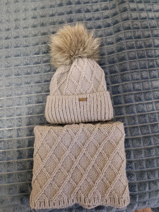 Тепла шапка з шарфом