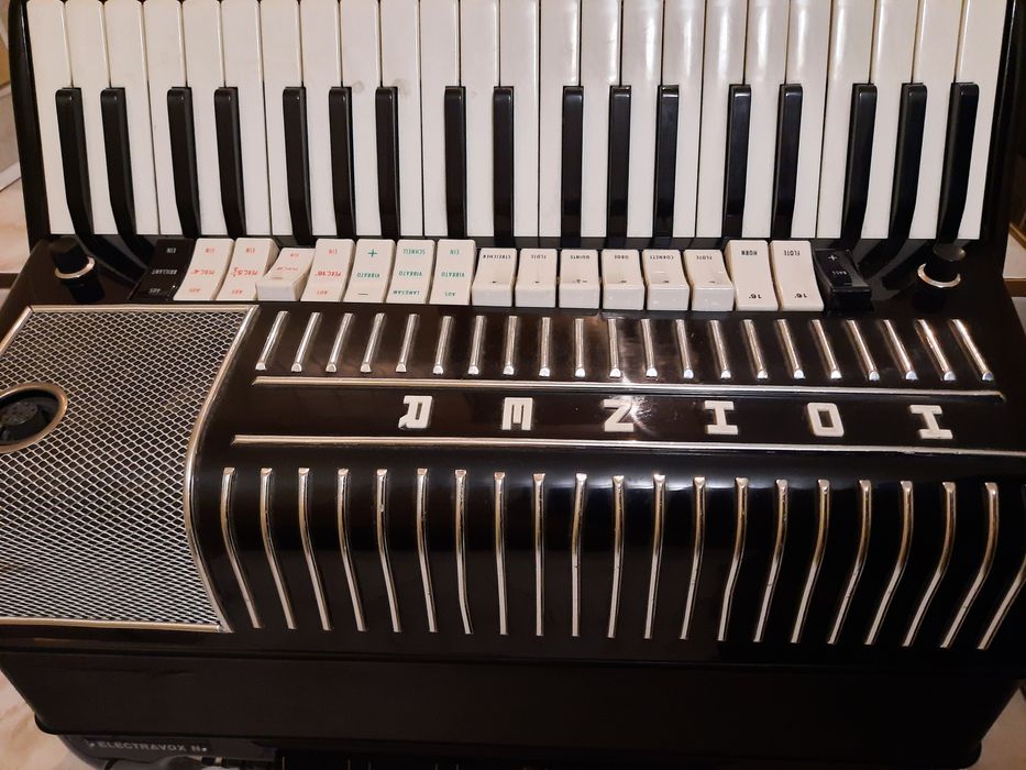Akordeon Hohner elektryczny 120 bas