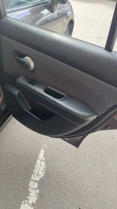 Продам Нисан тида на коробке автомат